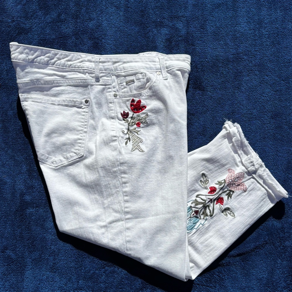 Nine West Jeans White Embroidered Chrystie Capri Women’s Size 14 💥Host Pick💥 - Picture 9 of 15